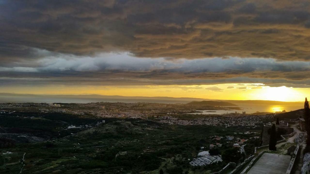 Apartment Orange Klis Bagian luar foto
